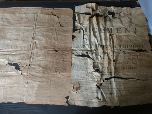 Restauration d'un document très abîmé, nombreuses déchirures